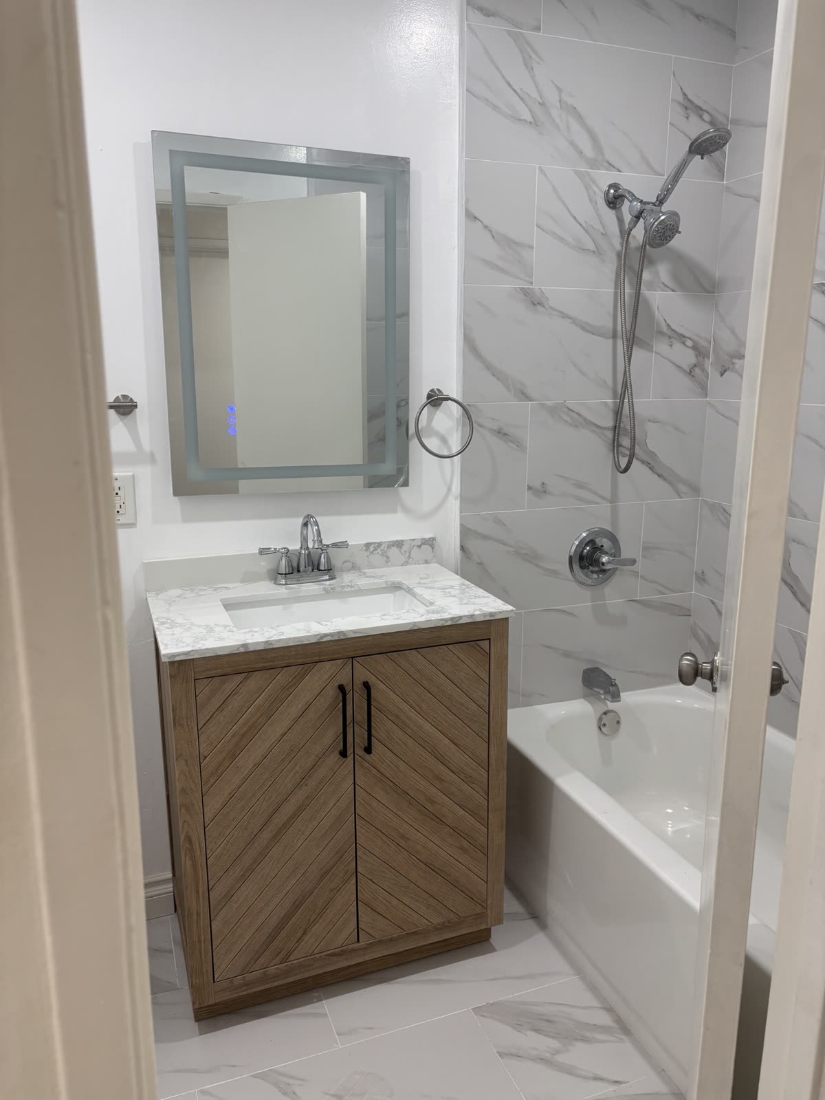 Bathroom Remodel — Tub & Vanity / 浴室翻新:浴缸与洗手台